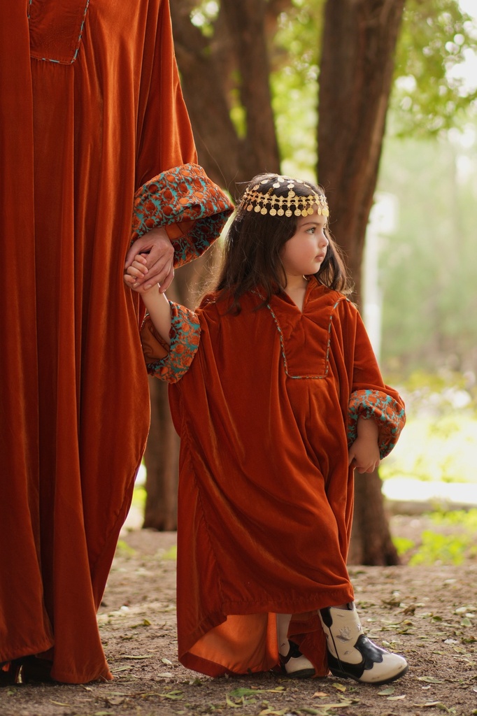 R26-M41-GIRL ORANGE KAFTAN